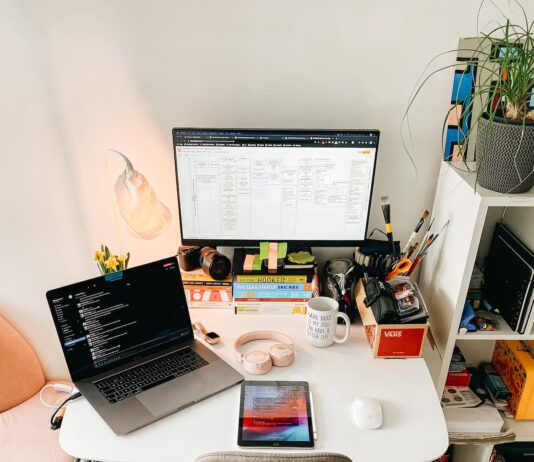 A Desktop Experience Like No Other: iMac Pro i7 4K Desktop